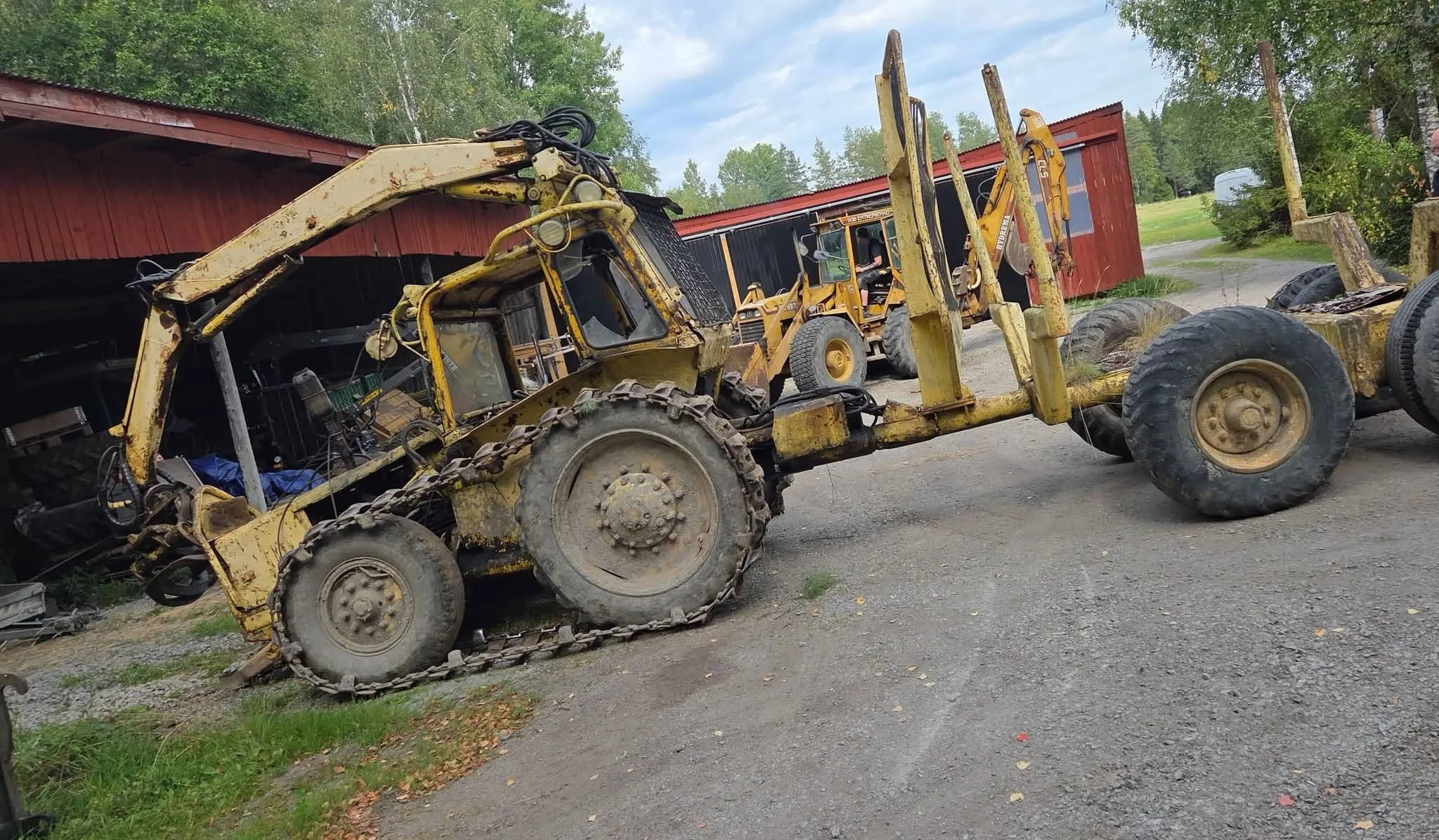 Skogsmaskin används för skrotning – Skrot o metalluppköparen Lasse Östman